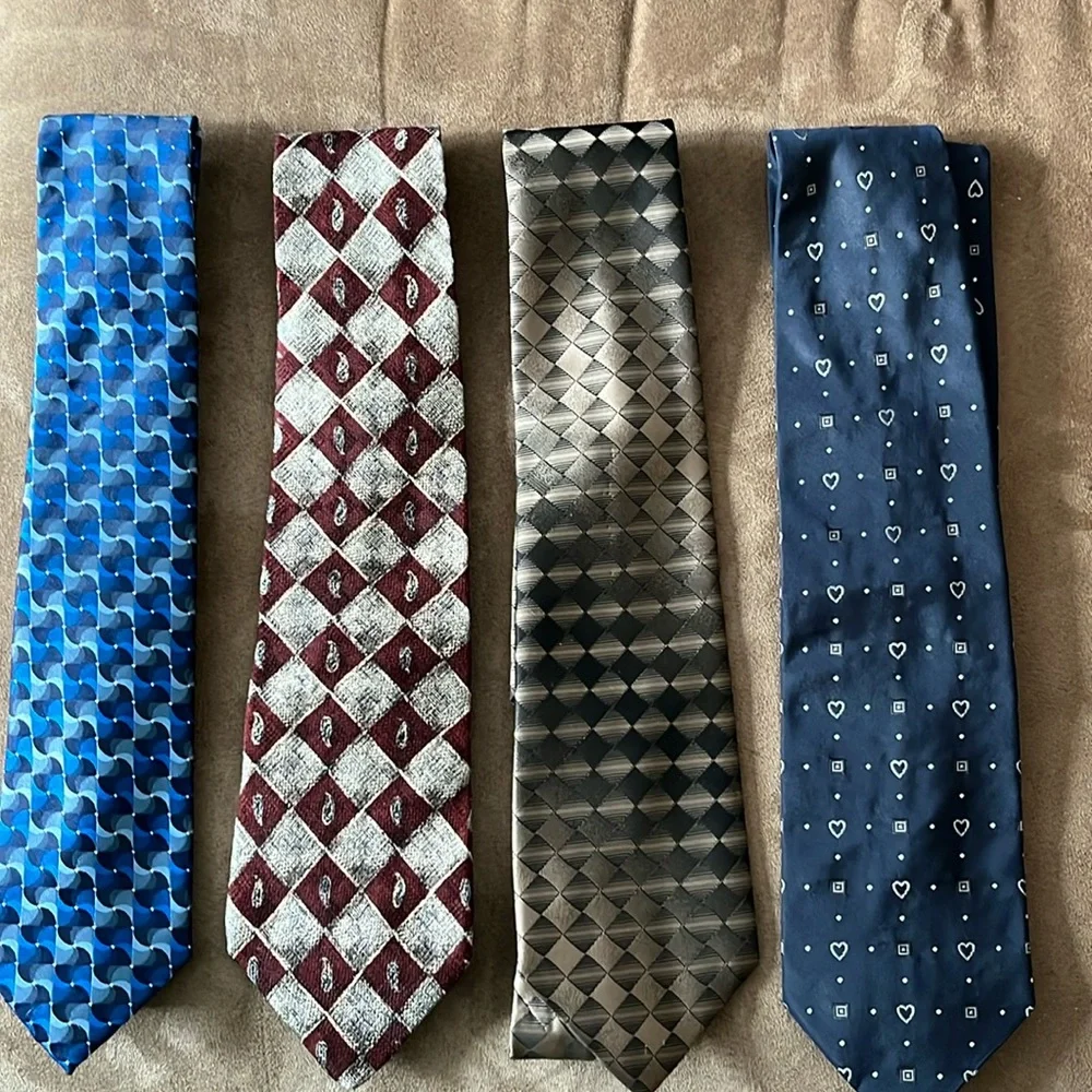 Mens ties. Halston, David Taylor, MOSCHINO. Lot of 4